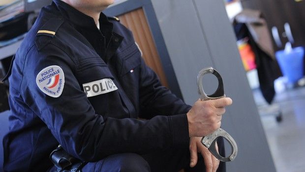 Police - Menottes - faits divers
